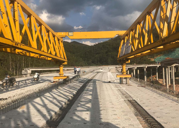 為什么使用無配重過孔架橋機(jī)架橋速度快？