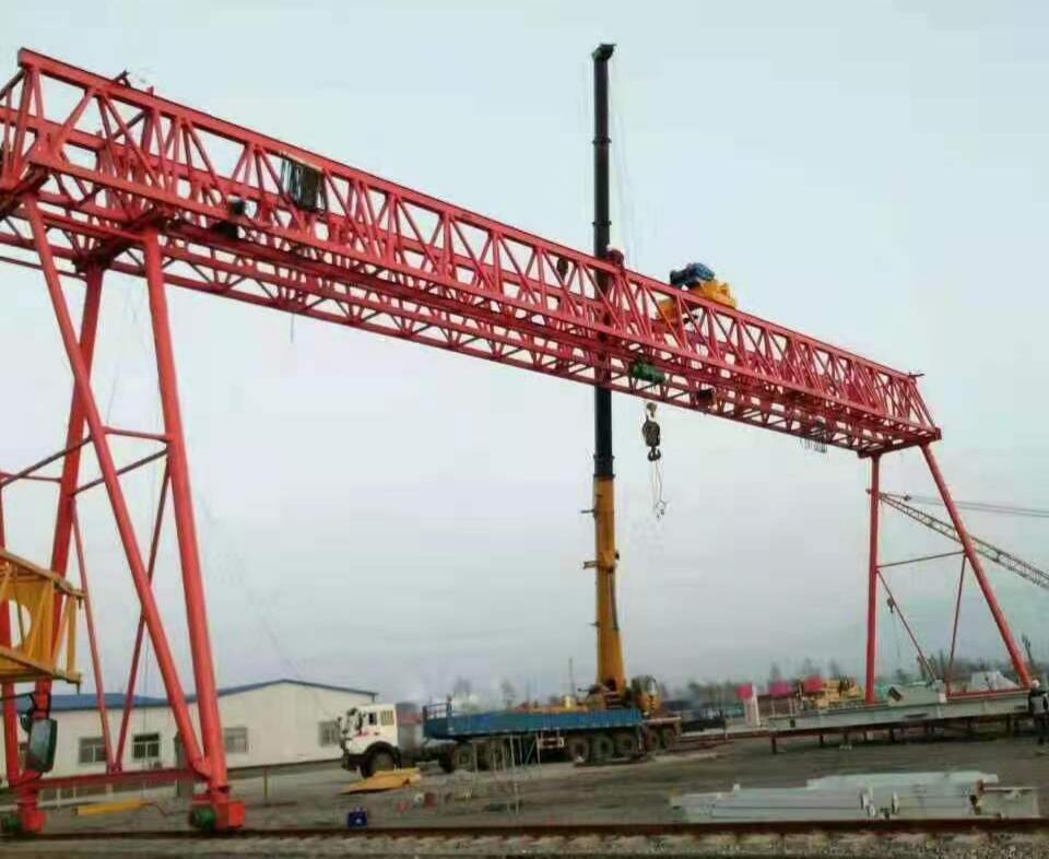 常見(jiàn)的單雙梁門(mén)式起重機(jī)我們?cè)撛趺催x擇？是根據(jù)哪些依據(jù)來(lái)進(jìn)行的？